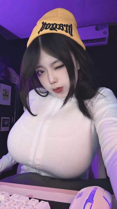 Cô nàng thường xuyên đăng tải khoảnh khắc chơi game và đời thường, khiến fan vừa ngưỡng mộ vừa thích thú.