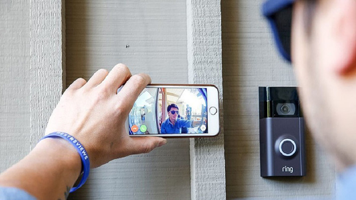 Camera ngoài trời và chuông cửa thông minh là giải pháp thay thế, bảo vệ từ xa mà không cần vào trong nhà.