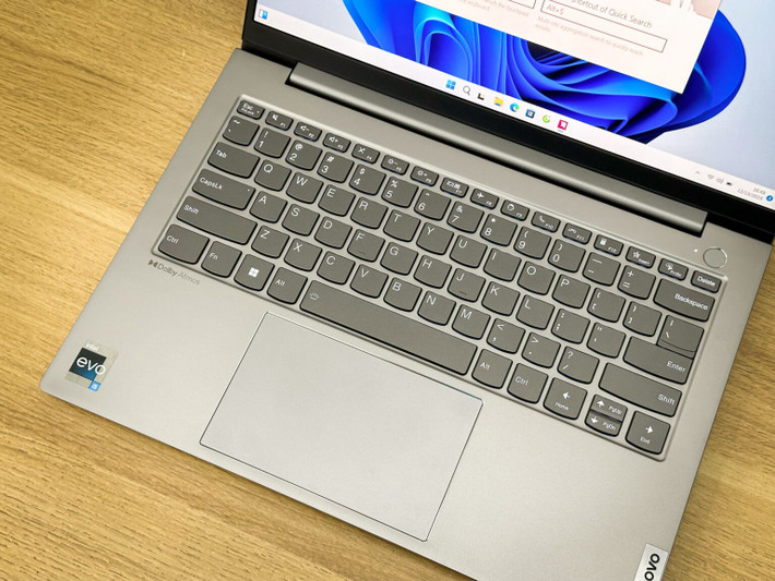Màn hình IPS Full HD 14 inch kết hợp bàn phím LED trắng giúp làm việc hiệu quả cả ngày lẫn đêm.
