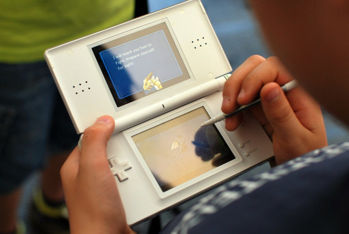 Một trong hai màn hình là cảm ứng, điều chưa từng xuất hiện ở máy game thời đó.(Ảnh: Thanh niên Việt)