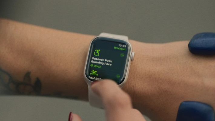 Ngoài ra, Apple Watch còn có các chức năng hỗ trợ người khuyết tật như hiển thị phụ đề trực tiếp và hỗ trợ chữ nổi Braille. (Ảnh: Apple)