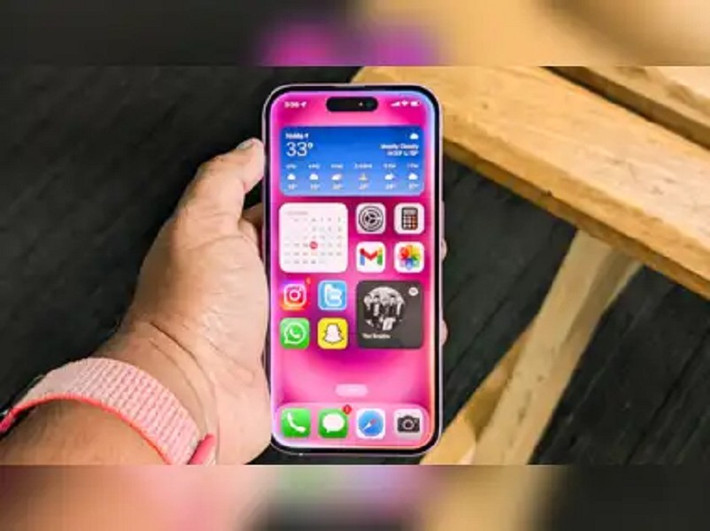 Apple vẫn khuyến cáo nâng cấp vì iOS 18.6 vá hơn 20 lỗ hổng bảo mật, trong đó có lỗi VoiceOver có thể đọc to mật mã.