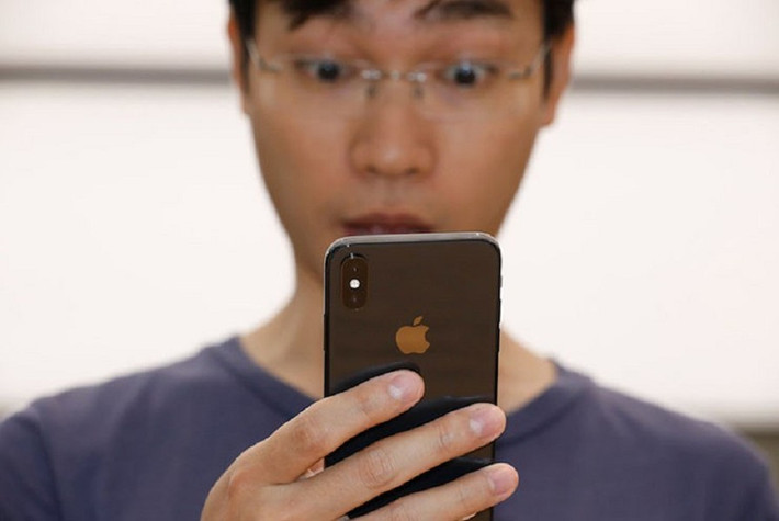 Một người dùng iPhone 15 Pro Max chia sẻ rằng pin tụt cực nhanh khi du lịch nước ngoài dù máy còn đến 91% dung lượng pin sau một năm sử dụng.