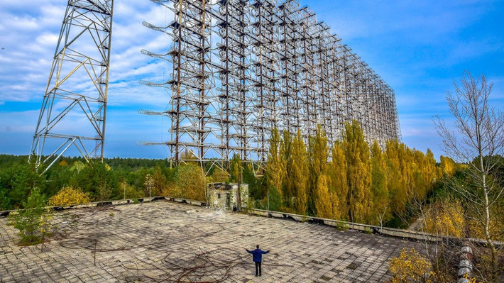 Nhiều người tin rằng nhà máy điện Chernobyl được đặt gần căn cứ tuyệt mật này để cung cấp năng lượng cho radar khổng lồ. (Ảnh: VICE)