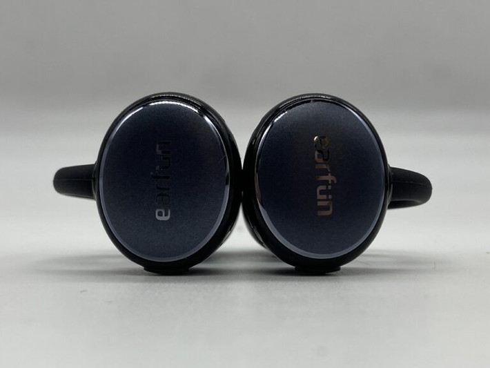 Earfun Clip sở hữu thiết kế open-ear dạng kẹp tai giúp người dùng nghe nhạc mà không cần nhét vào ống tai. (Ảnh: Major HiFi)
