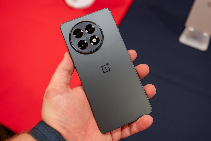 OnePlus 13R mang màn hình lớn 6.78 inch, chip Snapdragon 8 Gen 3 và pin 6.000mAh với sạc nhanh 80W.