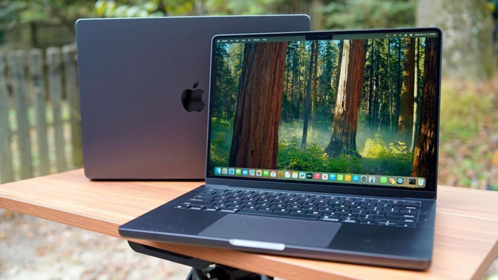 Giá từ 38,99 triệu đồng, MacBook Pro 14 inch mang lại hiệu năng mạnh trong thân máy nhỏ gọn – lý tưởng cho việc học lẫn làm việc di động.