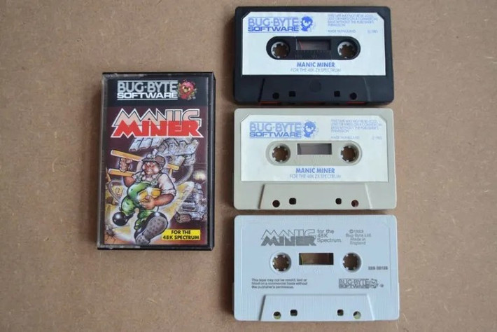 Chỉ cần một chiếc máy cassette, người nghe có thể lưu trữ trò chơi như Manic Miner bằng cách ghi lại âm thanh lách tách lạ tai từ sóng phát thanh.