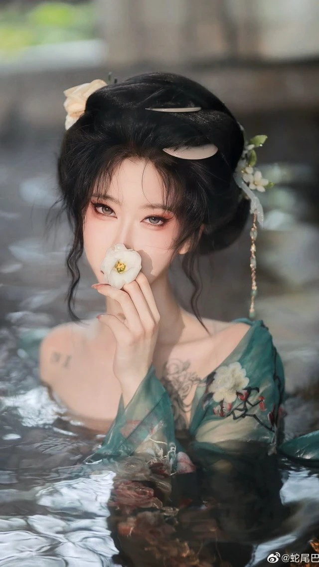 Tiểu Xà, nữ coser sinh năm 2001, đang là hiện tượng mạng đình đám trên Douyin nhờ vẻ ngoài cuốn hút và tài hóa thân đỉnh cao.