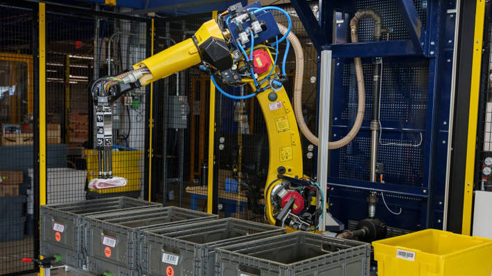 Công nhân Amazon như Neisha Cruz đã chuyển sang giám sát hệ thống robot thay vì làm việc tay chân, thu nhập cũng tăng gấp 2,5 lần.