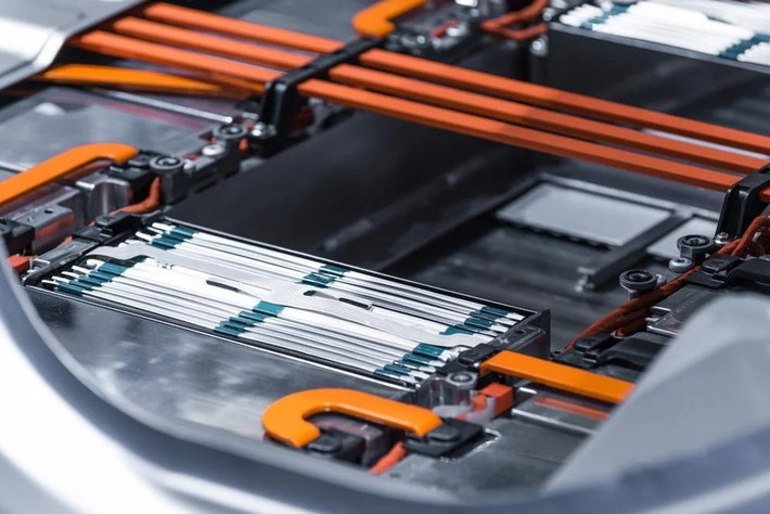 Để giảm thiểu rủi ro, các hãng phải dùng vật liệu composite silicon-carbon, giải pháp giúp ổn định pin nhưng làm giảm tuổi thọ.