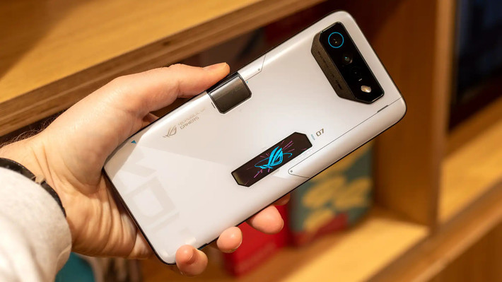 Máy sở hữu pin 6000mAh, sạc nhanh 65W và các nút cảm ứng phụ trợ hỗ trợ thao tác trong game cực tiện lợi.