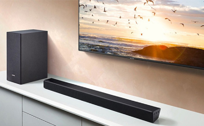 Âm thanh từ TV chủ yếu tối ưu cho lời thoại, thiếu dải tần phong phú mà âm nhạc cần để thể hiện cảm xúc.