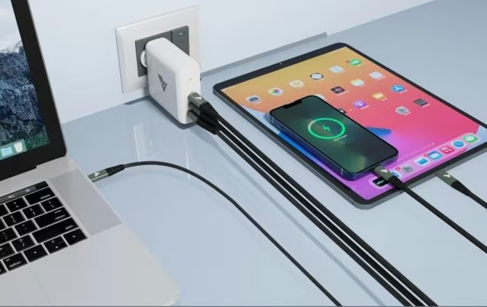 Bộ sạc 100W được ưa chuộng nhờ khả năng sạc cùng lúc nhiều thiết bị, từ iPhone đến laptop.(Ảnh: Screen Guard India)