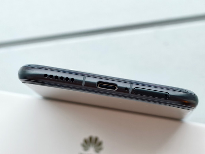 Máy có RAM lên đến 16GB, bộ nhớ 1TB, pin 5.700mAh và sạc nhanh 100W có dây, 80W không dây.