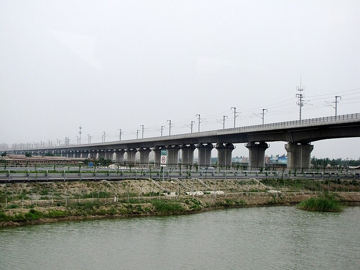 Nhờ áp dụng công nghệ cầu vòm tự neo, Trung Quốc tạo nên căn cứ tốc độ đầu tiên băng qua địa hình đất yếu phức tạp.(Ảnh: wikipedia)