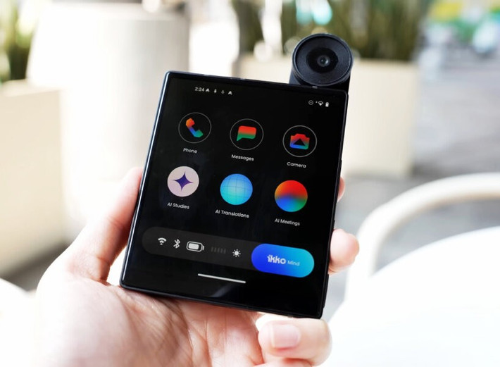 Máy còn hỗ trợ kết nối toàn cầu qua uSIM, cho phép truy cập internet tại hơn 140 quốc gia mà không cần SIM vật lý.