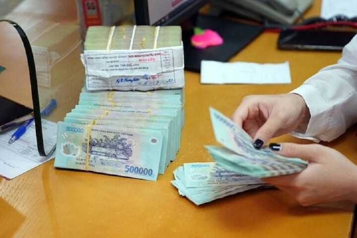 Khách hàng cần mang theo CMND/CCCD và thẻ ATM để hoàn tất thủ tục rút và khóa tài khoản.