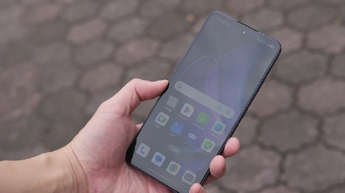Máy chạy ColorOS 15 trên nền Android 15, hỗ trợ eSIM, 5G, NFC và có loa kép.