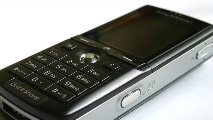1. Sony Ericsson K750i (2005) gây sốt với camera 2MP, đèn flash LED kép và thiết kế như một chiếc máy ảnh bỏ túi.