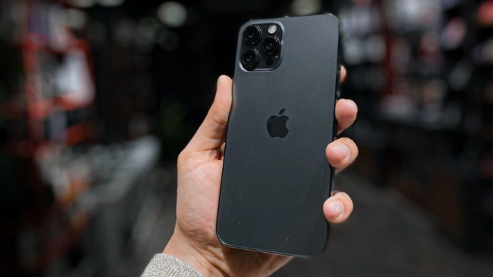iPhone 15 Pro có màn hình ProMotion 120 Hz và camera tele, mang lại trải nghiệm mượt mà hơn.