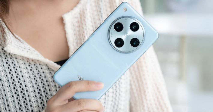 Oppo Find X8 Pro gây ấn tượng với RAM 16GB, chip Dimensity 9400, pin 5910 mAh và khả năng sạc nhanh 80W cực kỳ tiện dụng. (Ảnh: Người đưa tin)