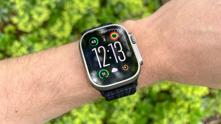 Đây được xem là chiến lược giống với cách Apple đã làm trên Apple Watch Ultra và Watch tiêu chuẩn. (Ảnh: Tom's Guide)