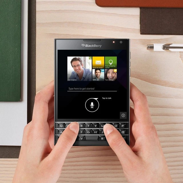  BlackBerry Passport gây ấn tượng với hình dáng vuông độc đáo và bàn phím cảm ứng có một không hai.