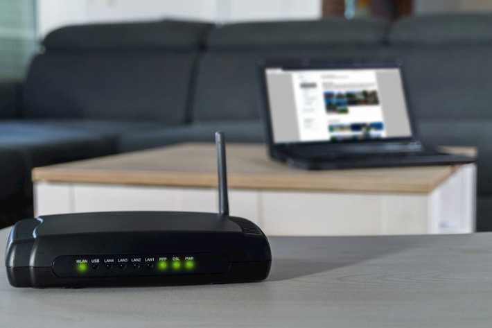 Nếu Wi-Fi bị nhiễu, hãy truy cập cài đặt router và chọn kênh phát sóng khác ít bị trùng lặp để cải thiện tốc độ.