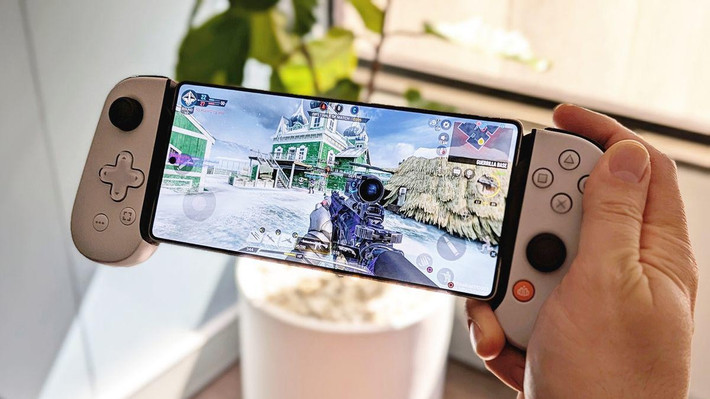 3. Galaxy S25 Ultra mang đến màn hình lớn 6,9 inch, tốc độ làm mới cao và RAM 12GB, tối ưu cho các tựa game đồ họa nặng.