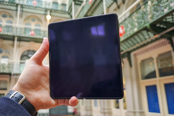 Thiết kế siêu mỏng này giúp máy nhẹ hơn Galaxy Z Fold 6, mang lại trải nghiệm cầm nắm gọn nhẹ hơn hẳn.