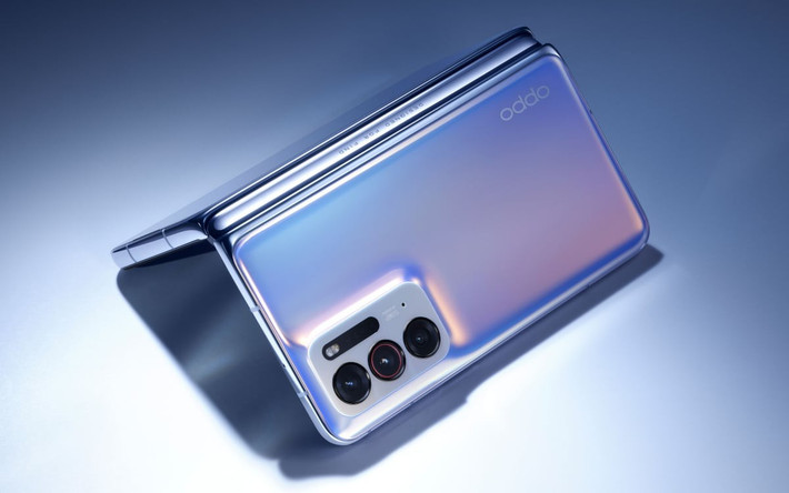 Chỉ sau vài năm, công nghệ bản lề và vật liệu mới đã giúp Galaxy Z Fold7 hay OPPO Find N5 đạt độ mỏng dưới 9mm, mang lại trải nghiệm cầm nắm như điện thoại truyền thống.