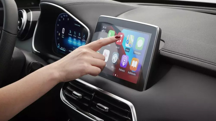 Apple CarPlay và Android Auto giờ là tính năng tiêu chuẩn trên nhiều dòng xe, giúp kết nối điện thoại với xe tiện lợi hơn bao giờ hết.