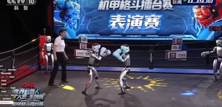 Mỗi đội áp dụng chiến thuật riêng, điều khiển robot bằng tay cầm để giảm độ trễ tối đa. (Ảnh: officechai)