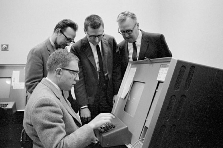 Stuart Russell, giáo sư khoa học máy tính tại Đại học California, Berkeley thậm chí so sánh tình hình hiện tại với mùa đông AI những năm 1980, khi công nghệ không đáp ứng được kỳ vọng và không mang lại lợi nhuận.