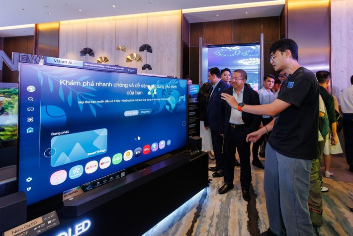 Với tính năng Hình nền tạo sinh, người dùng có thể biến TV thành tác phẩm nghệ thuật bằng vài từ khoá thể hiện cảm xúc.