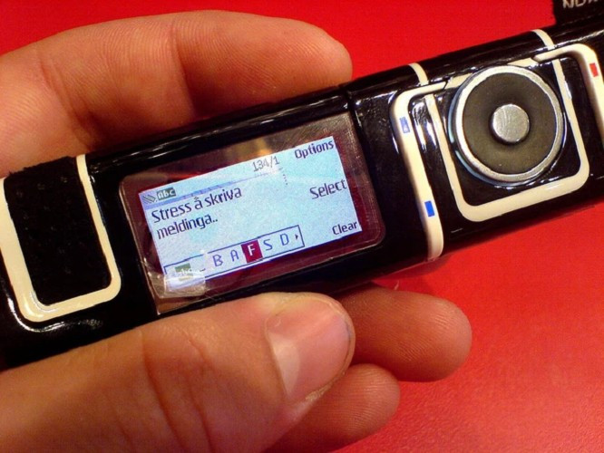 3. Nokia 7280 giống hệt thỏi son, không có bàn phím mà dùng nút xoay để điều khiển như iPod.