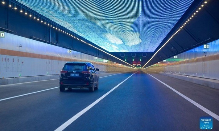 Hầm Thái Hồ (Taihu Tunnel) đang trở thành điểm đến gây sốt nhờ hệ thống đèn LED đổi màu và kiến trúc độc đáo nổi trên mặt hồ. (Ảnh: Tân Hoa xã)