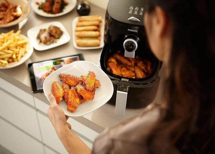 2. Nồi chiên không dầu giúp chế biến món ăn ít dầu mỡ, tốt cho sức khỏe.