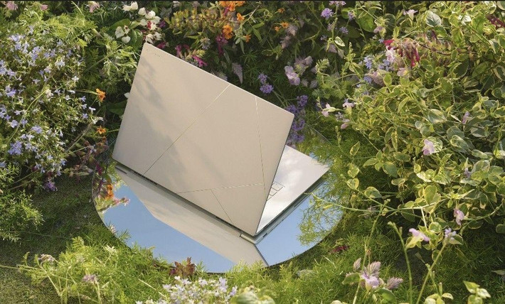 Quy trình “ceramization” giúp mỗi vỏ máy Zenbook sở hữu họa tiết độc nhất, giống như vân tay công nghệ cá nhân hóa cho từng người dùng.