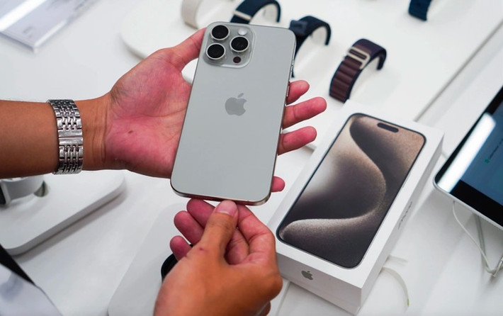So với Galaxy S25 Edge, những smartphone này đều có điểm mạnh riêng về hiệu năng, thiết kế hoặc giá trị sử dụng lâu dài. (Ảnh: VnEconomy)