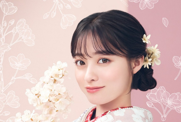 Vẻ đẹp của cô chinh phục khán giả nhờ gương mặt khả ái, đôi mắt tròn long lanh và nụ cười ngọt ngào.