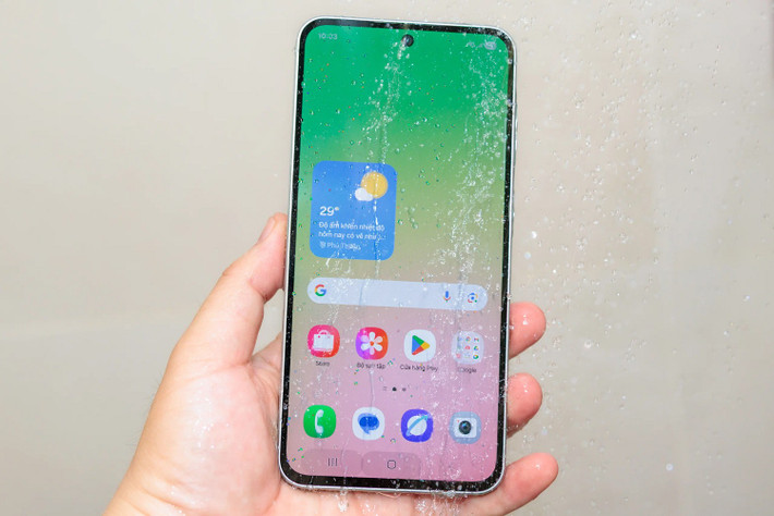 Lớp kính Gorilla Glass Victus+ giúp tăng độ bền và giảm thiểu rủi ro khi sử dụng trong môi trường ẩm ướt.