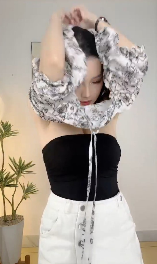 Trái ngược với hình ảnh phản cảm thường thấy, làn da trắng mịn của cô gây bất ngờ lớn. (Ảnh: FBNV)