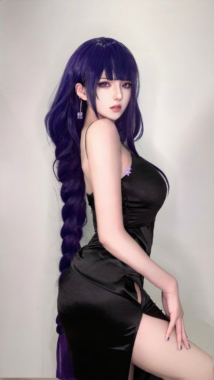 Điều đặc biệt là Azey có thể cosplay cả nhân vật nam lẫn nữ một cách vô cùng thuyết phục.