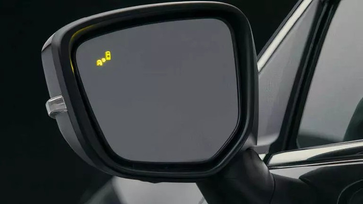 Hệ thống cảnh báo điểm mù hỗ trợ tài xế an toàn hơn bằng cách phát hiện xe đi sát hai bên.