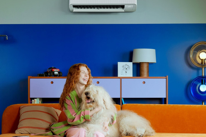 Tương thích với Bixby, Alexa và Google Assistant, sản phẩm này xứng đáng là trung tâm điều khiển nhà thông minh hiện đại.
