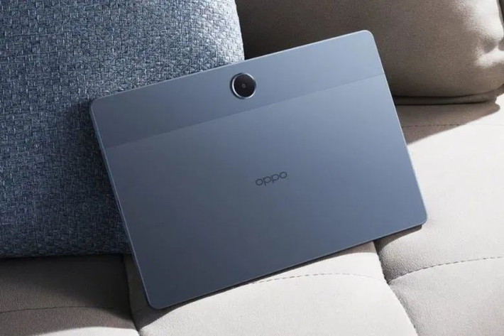 Máy dùng chip MediaTek G100 hiệu năng ổn định, pin 9340mAh hỗ trợ tới 11 giờ xem video liên tục.