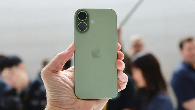 Giữa dàn iPhone mới, iPhone 17 bị ví như “chú vịt xấu xí” nhưng lại gây bất ngờ khi được nhiều chuyên gia gọi là mẫu đáng mua nhất. Nó không chỉ là bản nâng cấp của iPhone 16 mà còn tiệm cận dòng Pro hơn bao giờ hết.