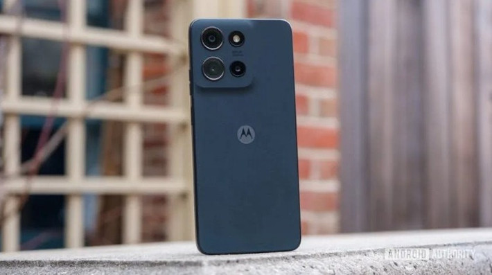 Motorola Moto G (2025) tuy rẻ nhưng hiệu năng yếu, camera tệ, chống nước kém và chỉ được cập nhật Android trong 2 năm.(Ảnh: Android Authority)